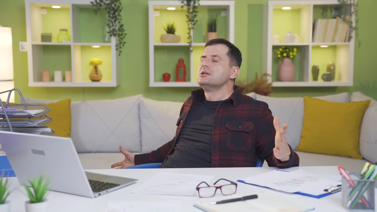 패배자 사업가는 자신의 집 사무실에서 일합니다.