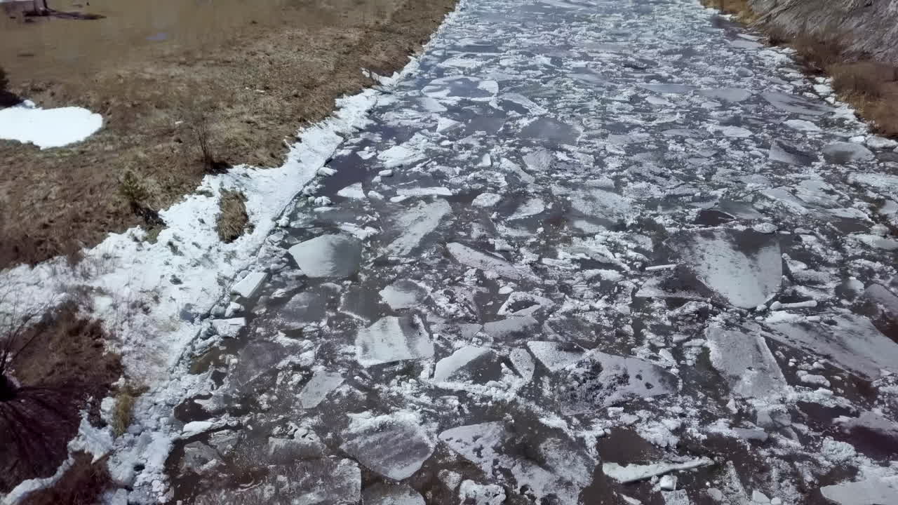 река с тающим льдом