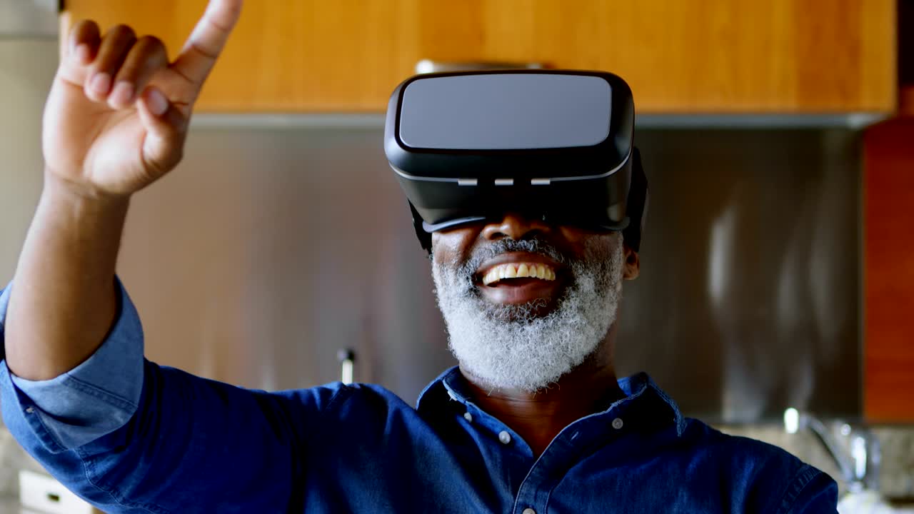 부 ⁇  4k에서 가상 현실 헤드 ⁇ 을 사용하는 고령자