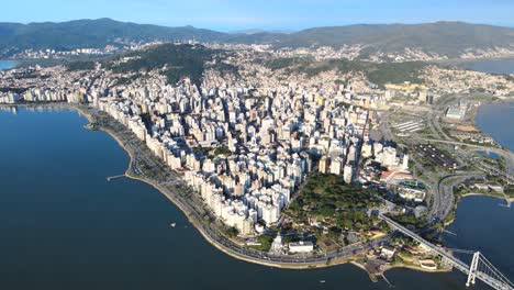 Luftdrohnenszene-In-Großer-Höhe-Des-Zentrums-Von-Florianópolis-Urbanes-Gewebe-Die-Große-Hauptstadt-Mit-Vielen-Gebäuden-Straßen-Und-Hercilio-Luz-Brücke,-Urbanes-Zentrum-Von-Oben-Gesehen-Hauptstadt-Santa-Catarina