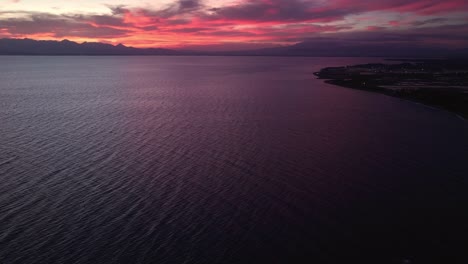 Romantische-Meeresszene-Mit-Violett-Gefärbtem-Himmel-Nach-Sonnenuntergang