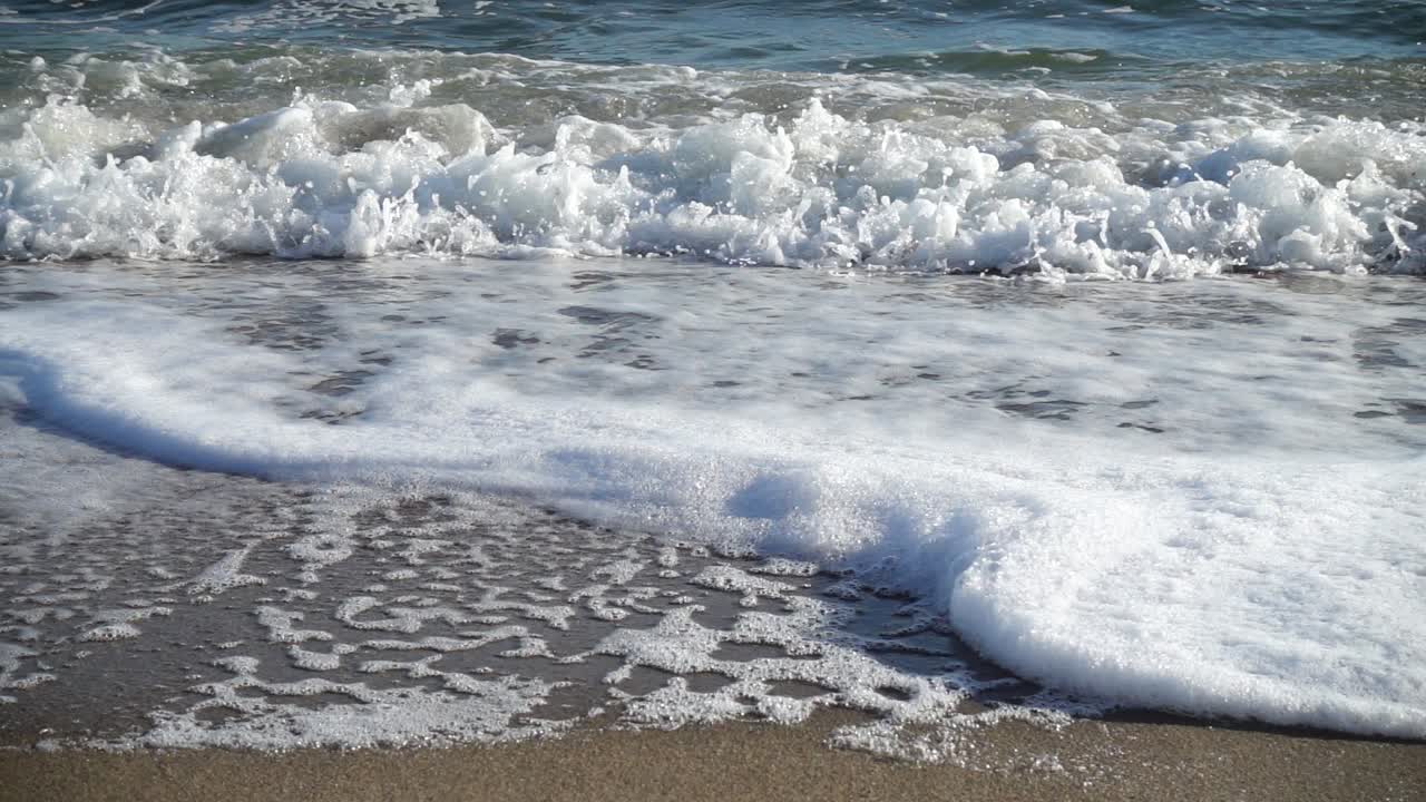 Onda do Mar. Câmera Lenta. Filmagem na Praia.