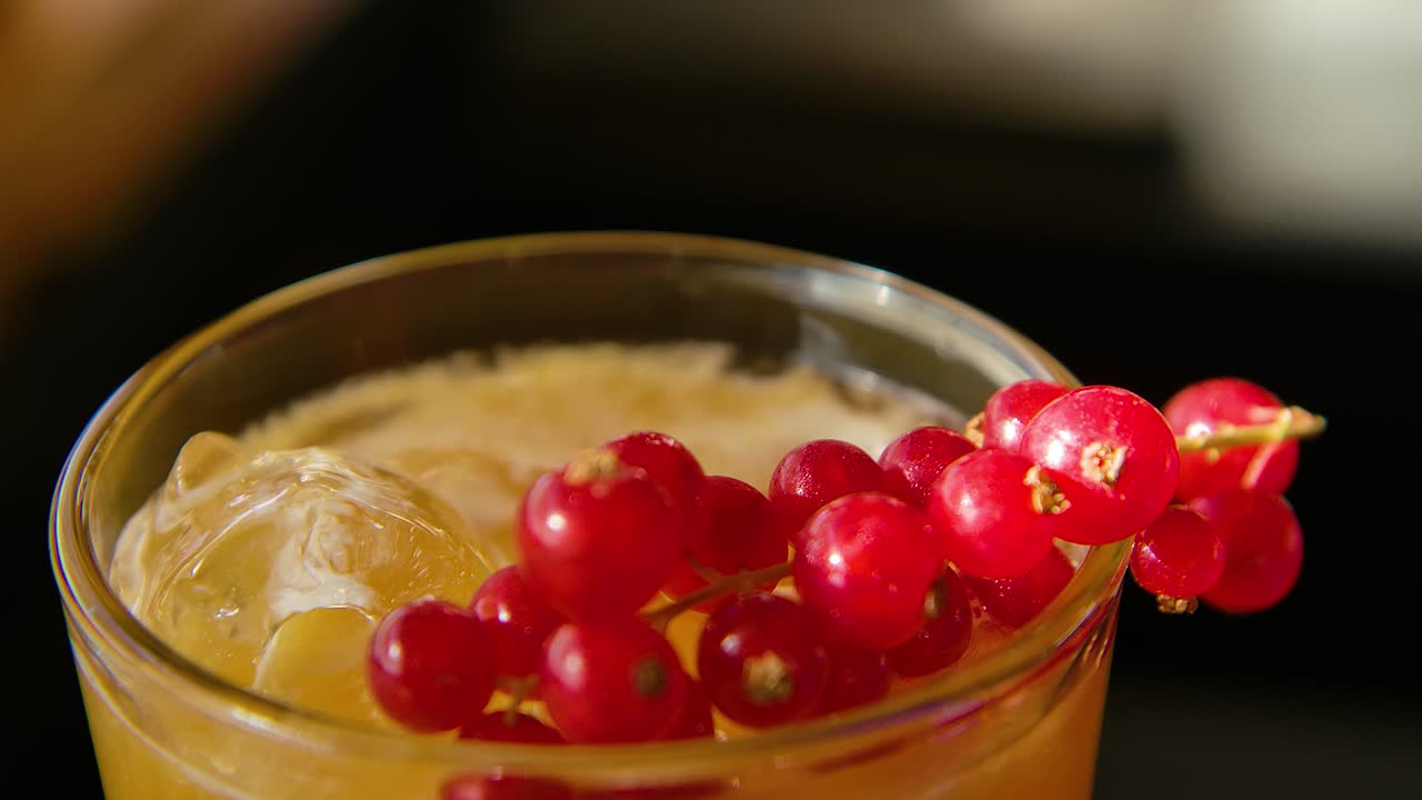 파란 베리가 노란  ⁇ 테일에 떨어지고,  ⁇ 은 수박 베리  ⁇ 에