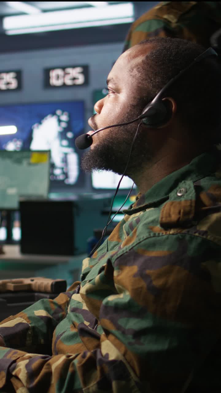 Video verticale: Primo piano di un operatore di comunicazioni radio che parla al microfono dell'auricolare