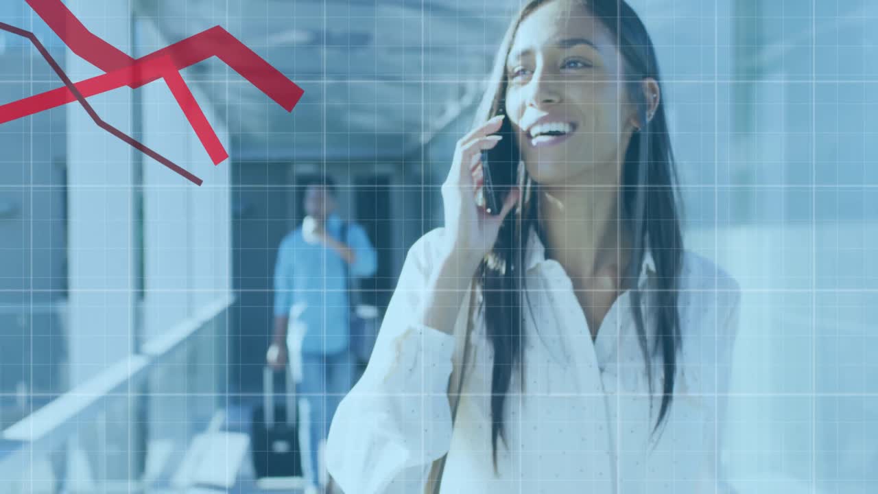 animación de procesamiento de datos sobre mujer de negocios biracial hablando en teléfono inteligente en la oficina.