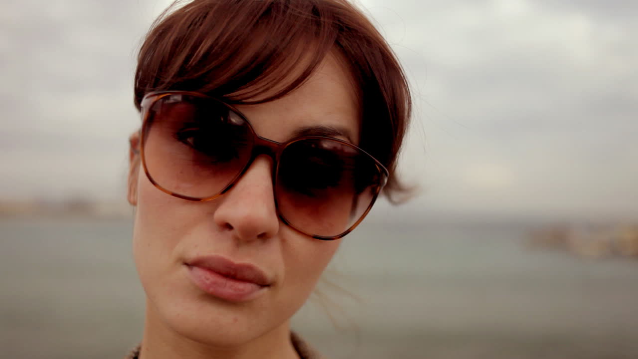 молодая женщина на улице 00