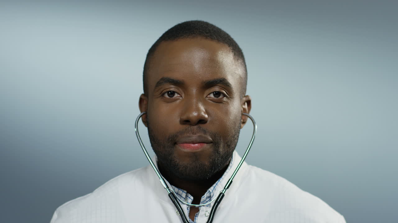 pareja comprando en línea con una tarjeta de crédito usando una computadora portátil sentada en una mesa cerca de un regalo en una habitación decorada con un árbol de navidad 1