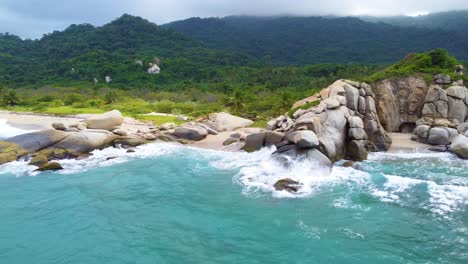 Costa-Rocosa-Y-Agua-Azul-Clara-En-Un-Destino-Tropical