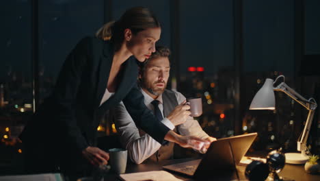 night manager consulting worker at desk. office team working late plan project