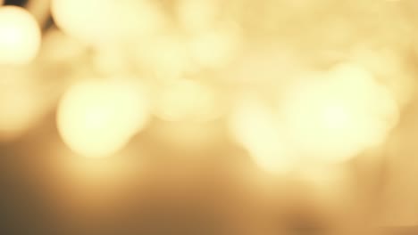 4k. bokeh borroso y parpadeante de fondo amarillo o dorado. fondo de vacaciones de año nuevo o navidad. espalda festiva brillante