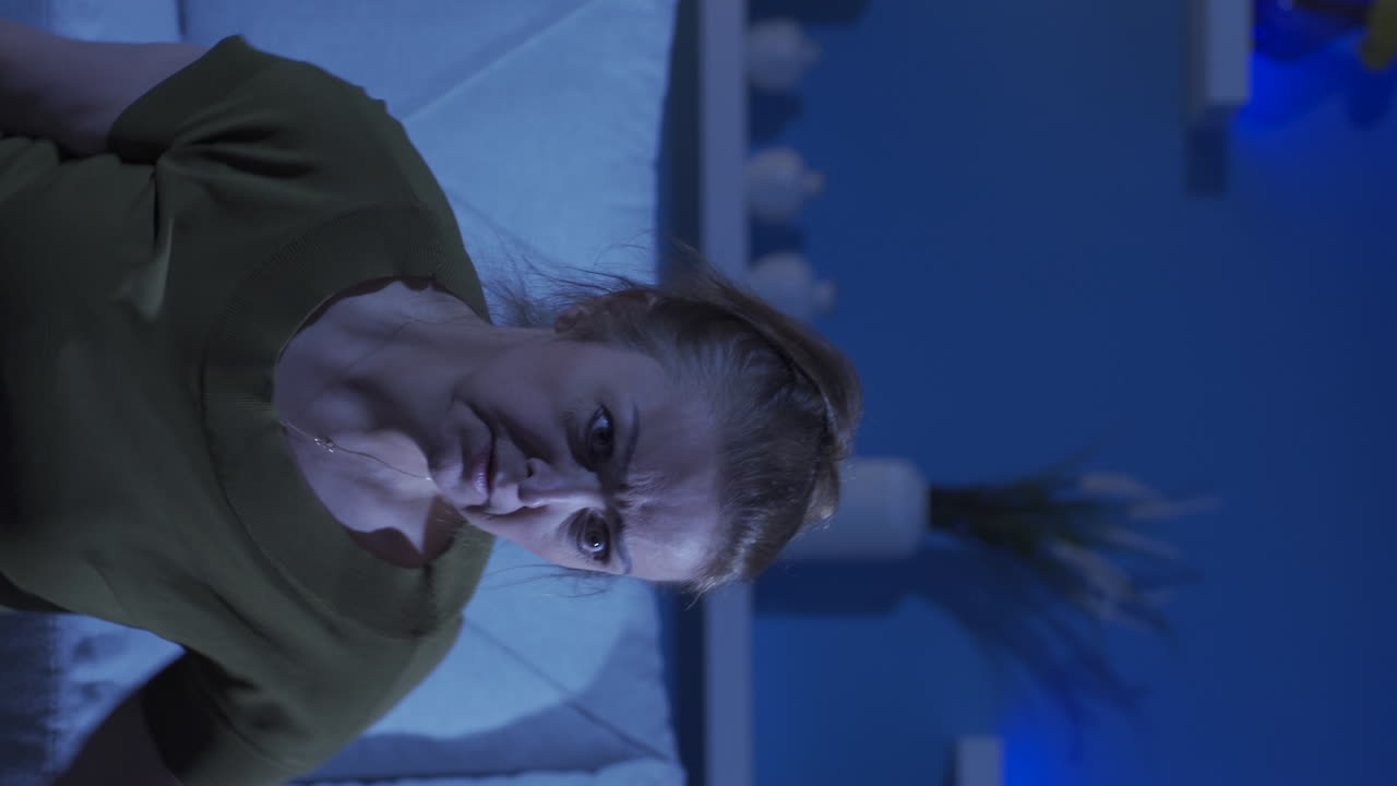 video vertical de la mujer con los problemas se esconde a sí misma. paciente mental.