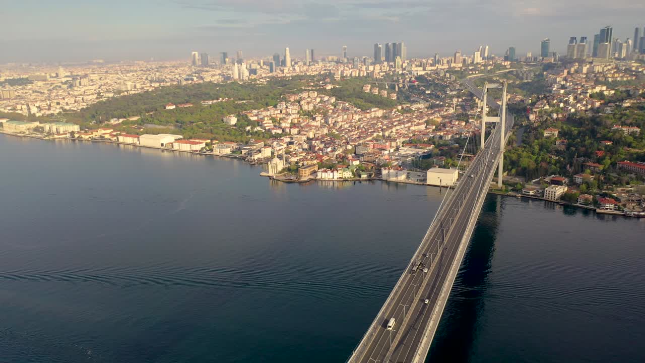 puente de los mártires del 15 de julio, también conocido como puente bogazici, vista aérea desde estambul, turquía, con avión no tripulado.