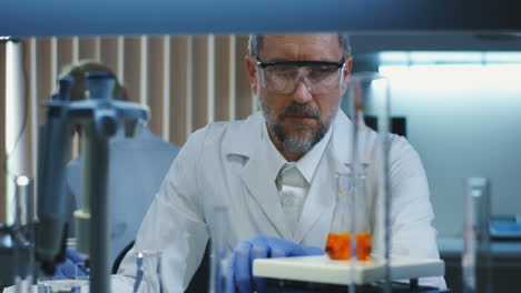cientista num laboratório.