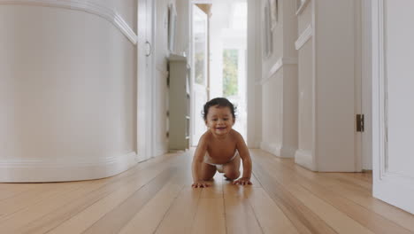 Niña-Feliz-Arrastrándose-Por-El-Suelo-Niño-Pequeño-Explorando-Su-Casa-Bebé-Curioso-Divirtiéndose-Disfrutando-De-La-Infancia