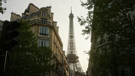 la torre eiffel vista desde la calle parisina