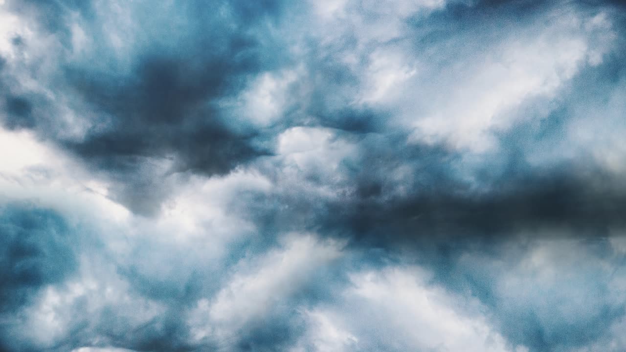 tormentas eléctricas que ocurren en las nubes sobre el cielo