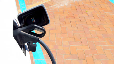 carga de automóviles eléctricos en la estación de carga 4k