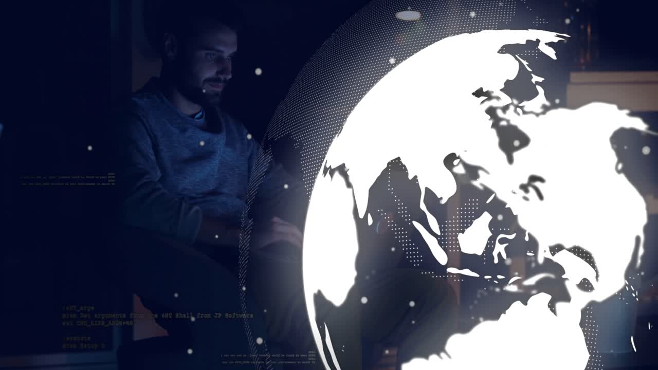 Uomo che digita su un laptop in un ufficio tecnologico poco illuminato, causando una sovrapposizione di un globo che proietta codice per l'analisi della rete.