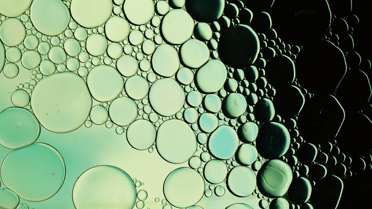 추상적인 다채로운 음식 기름 방울 거품과 구가 흐르고