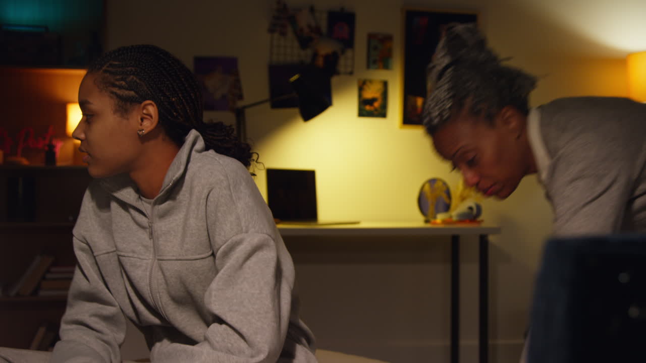 어머니 와 딸 이 토론 하고 있다