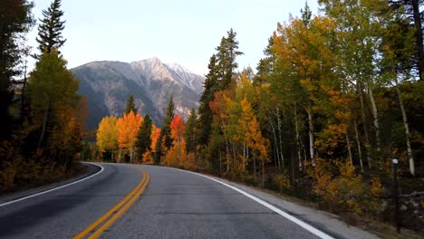 Follaje-De-Otoño-Pov-Conduciendo-En-Las-Montañas-Rocosas-De-Colorado