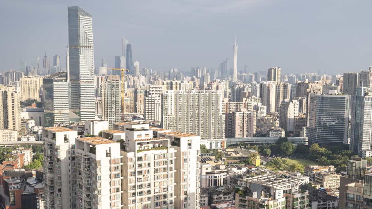 Vista Diurna de uma Vasta Metrópole com Arquitetura Moderna e Arranha-Céus