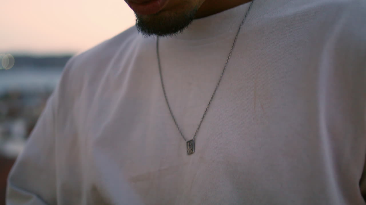 hombre brazos tocando cuerdas en la noche al aire libre. músico tranquilo tocando ukulele