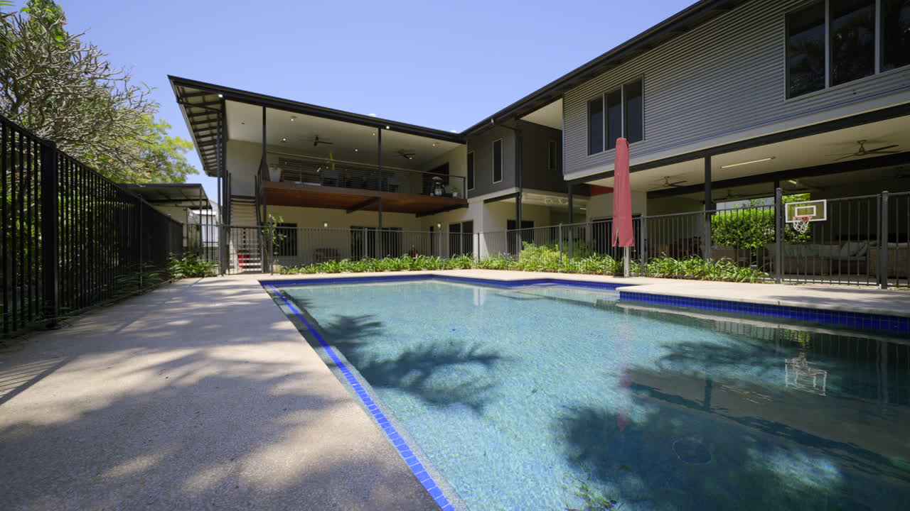 propiedad de lujo contemporánea moderna en un suburbio de barrio residencial