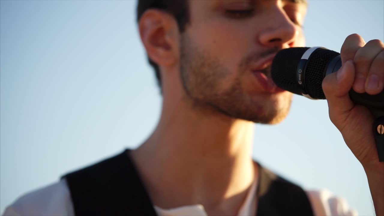 마이크에 노래하는 남자