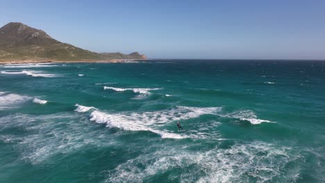 Kitesurfer-En-Una-Gran-Ola-De-Aire-Con-Un-Cabo-Puntiagudo-De-Buena-Esperanza-Como-Telón-De-Fondo