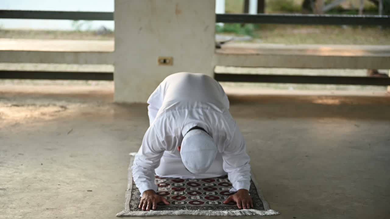 silueta joven musulmán asiático