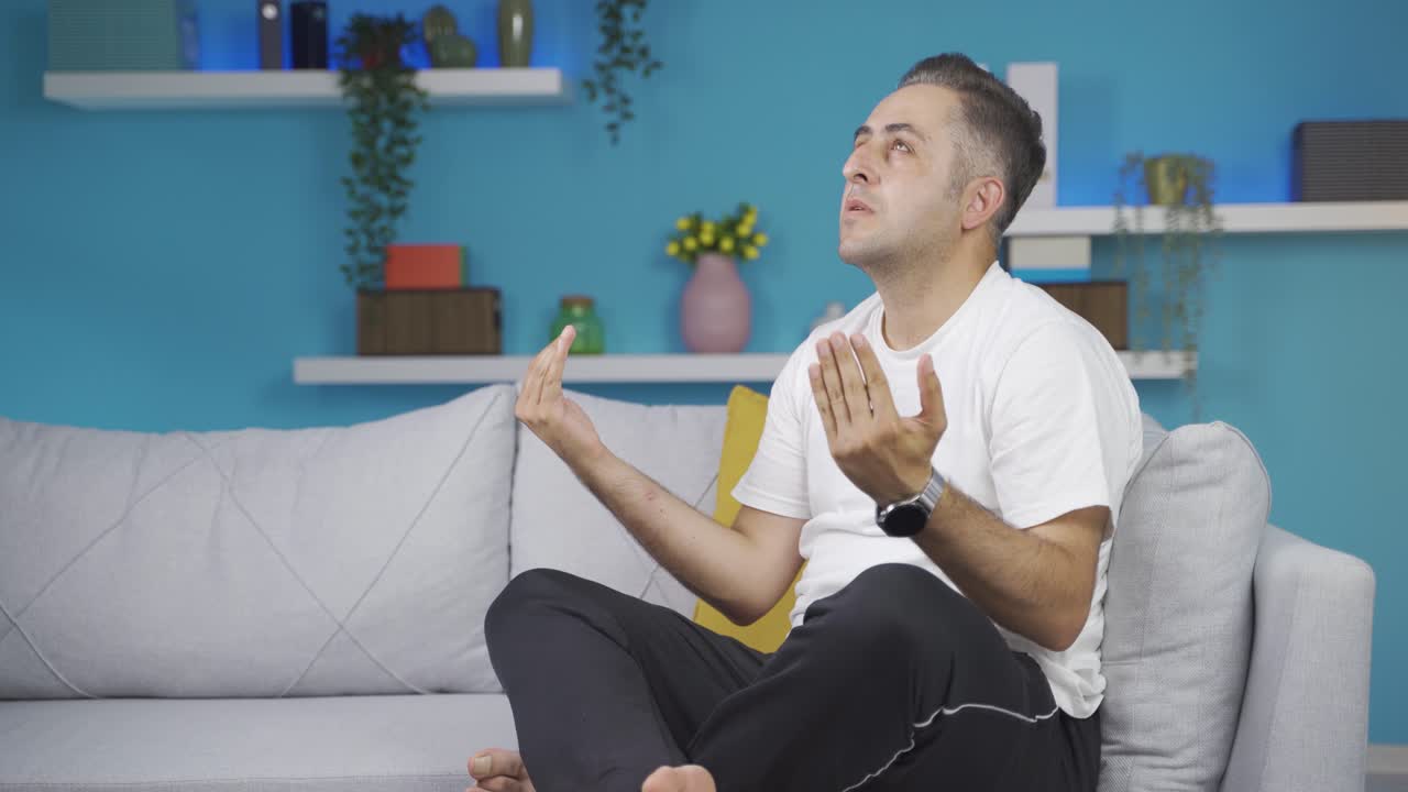 무슬림 남자가 기도하고 있습니다.