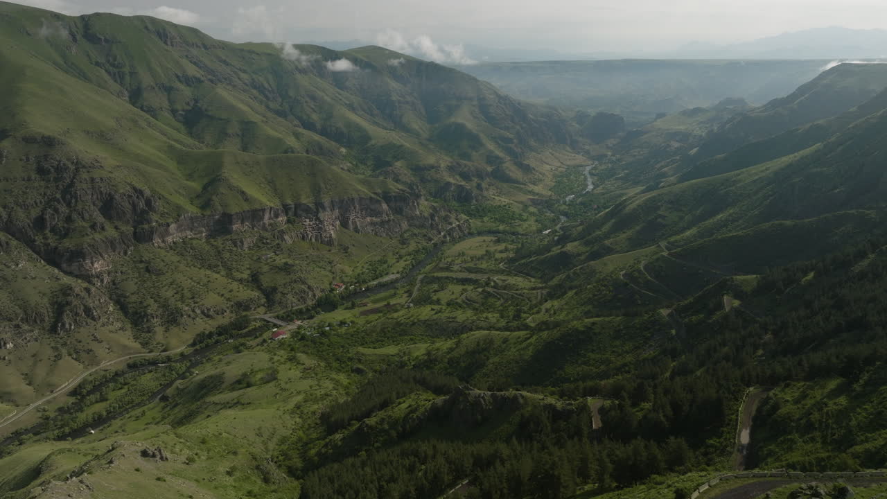 Montagne e fiumi maestosi nel Caucaso meridionale, vicino a Vardzia, nella regione di Samtskhe-Javakheti, in Georgia.