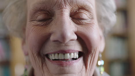 Primer-Plano-Retrato-De-Una-Alegre-Anciana-Sonriendo-Feliz-Mirando-La-Cámara-Disfrutando-De-Su-Jubilación