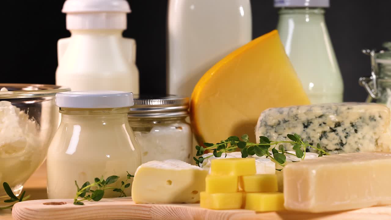 varios productos lácteos dispuestos en una tabla de madera