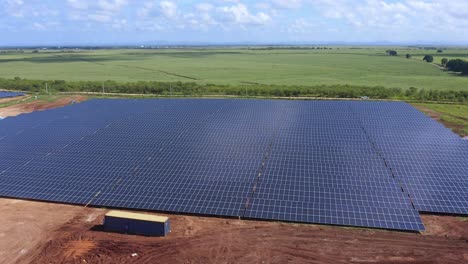 vista aérea de la energía limpia en el parque industrial de energía fotovoltaica rural - disparo de drones