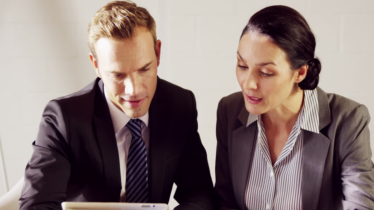 함께 일하는 진지한 사업가들