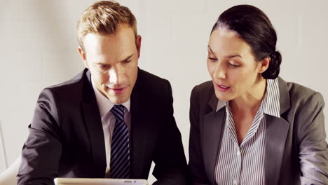 personas de negocios serias trabajando juntas
