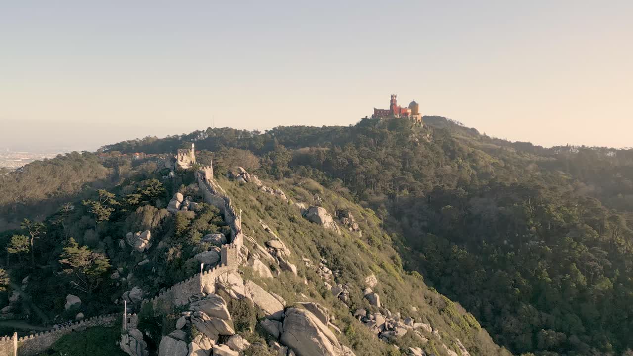 카스텔로 도스 무로스 (castelo dos mouros) 를 향한 공중 도리 (aerial dolly) 산  ⁇ 의 벽을 지나