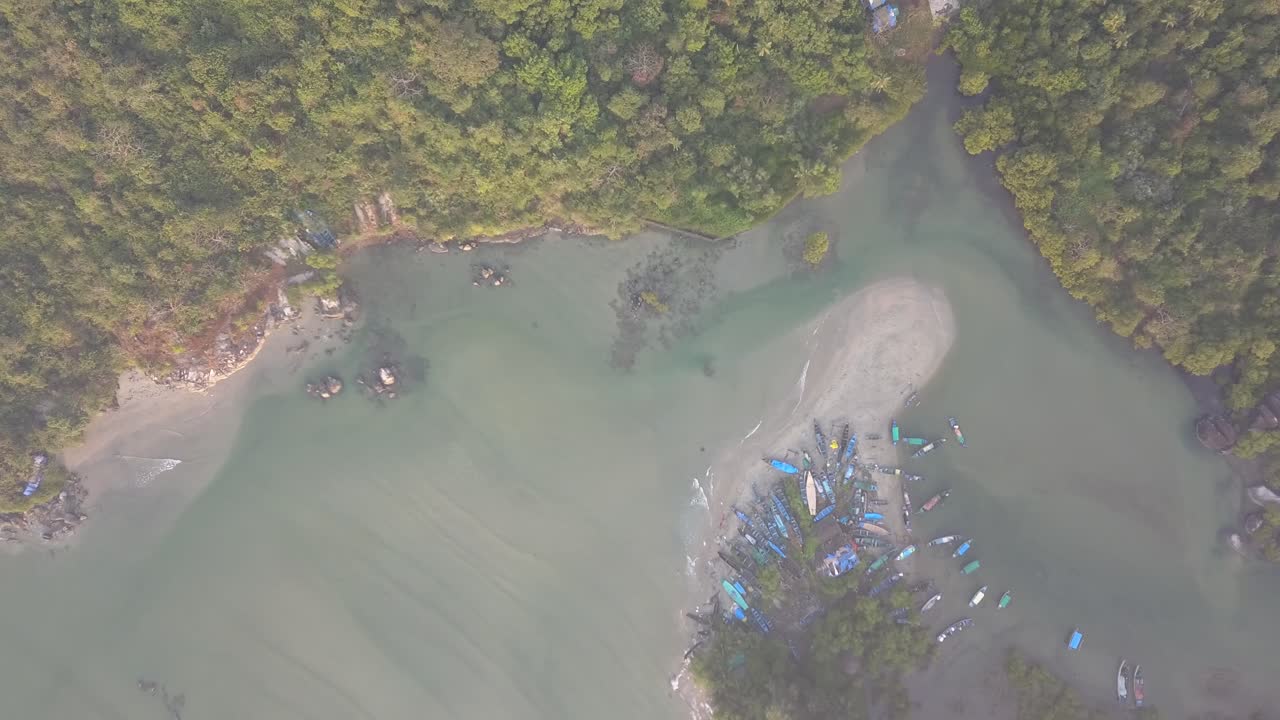 인도 남고아 의 카나코나 에 있는 팔로렘 해변 에 있는  ⁇ 은 숲 이 있는 섬 에 정박 한 배 들