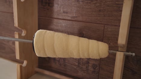 特德爾尼克 (trdelnik) 甜甜的糕點,準備好要烤