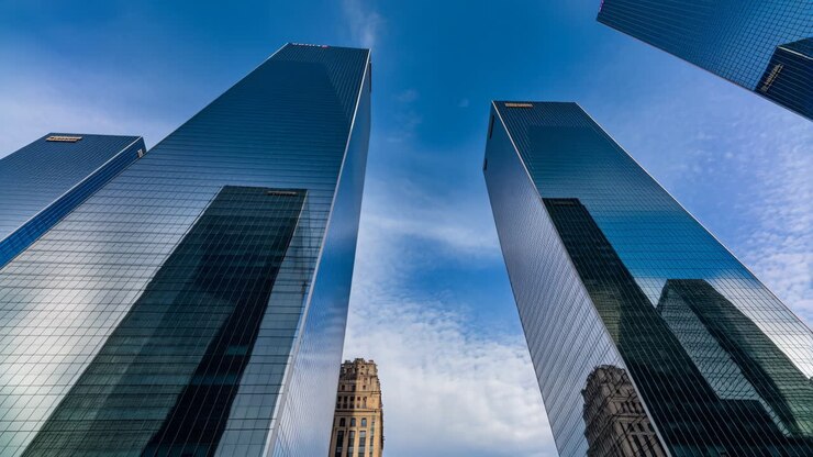 Modernos Rascacielos con Cristal Reflectante contra un Cielo Azul