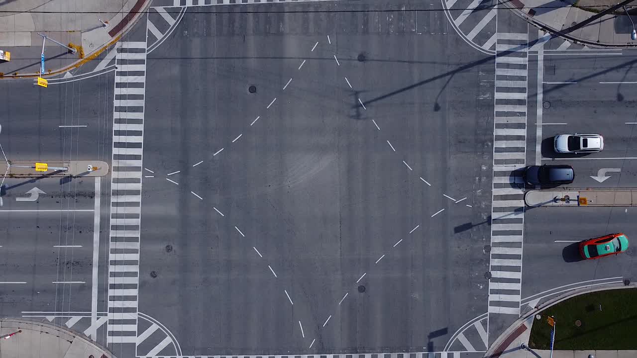 도시 교차로를 통과하는 차량과 빨간불에서 정지된 차량