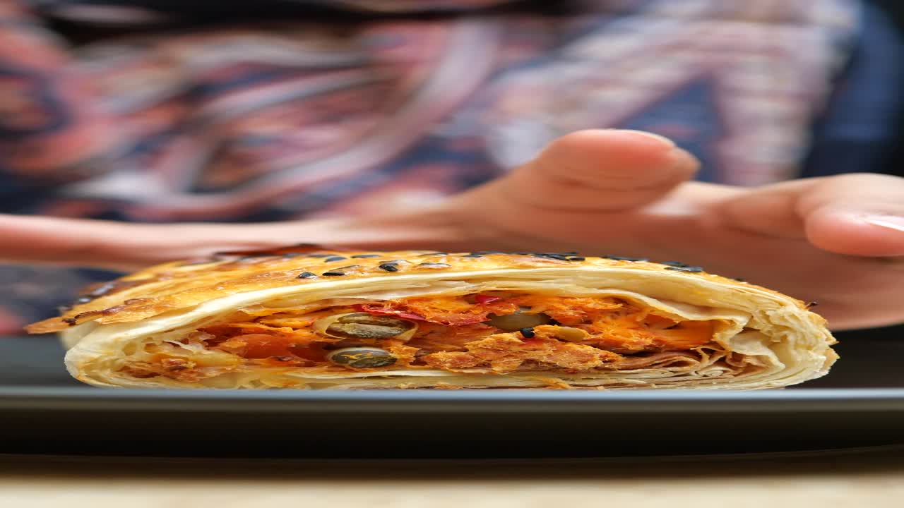 la mano de una mujer alcanzando un pastel delicioso y salado