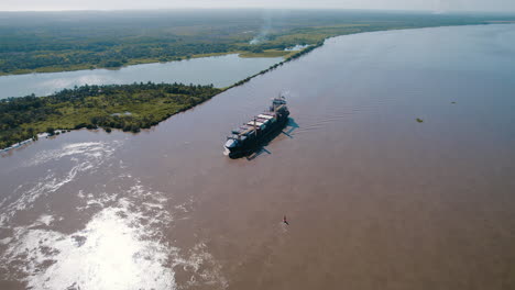 Ein-Großes-Schiff-Segelt-Anmutig-Entlang-Des-Malecon-Des-Magdalena-Flusses-In-Barranquilla