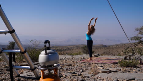chica viajera occidental practicando yoga al aire libre en omán, diferentes poses en otros clips disponibles