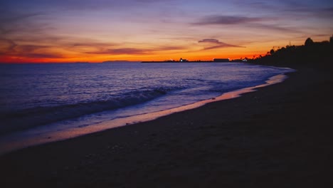 tranquilas olas de playa después del atardecer