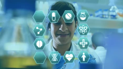 animación de múltiples iconos médicos contra una científica biracial que trabaja en un laboratorio.