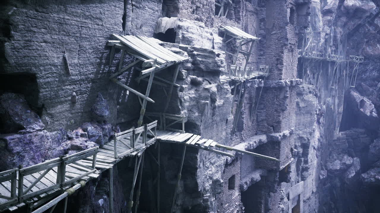 Ponte impegnativo con assi tremolanti su un abisso verticale di nebbia.