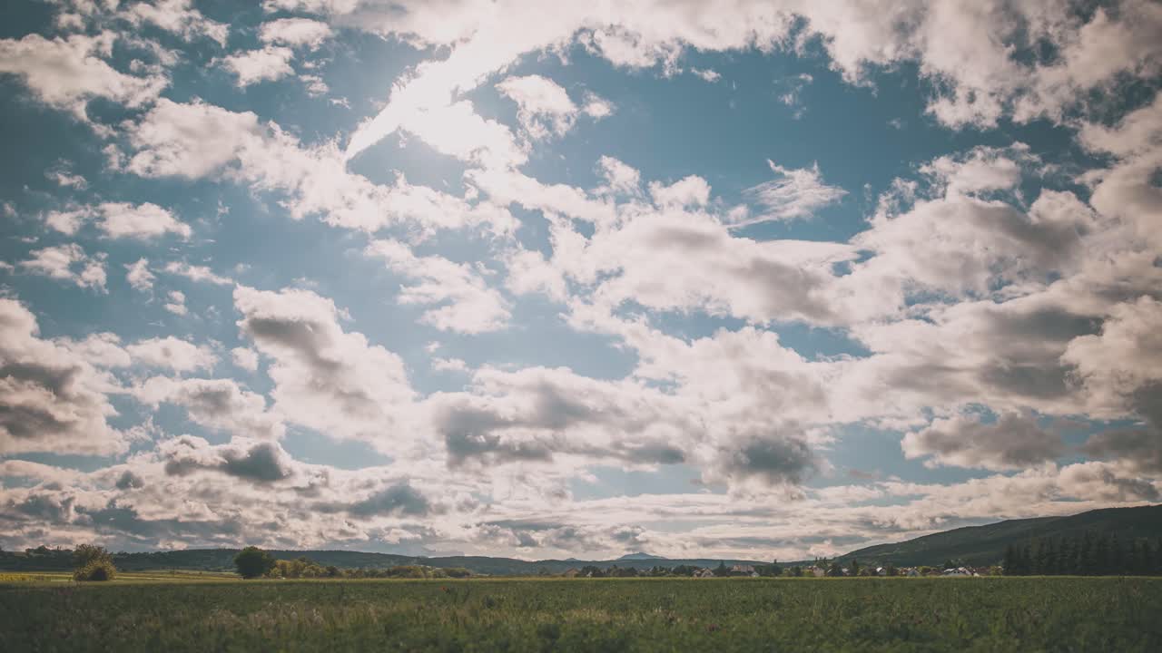 lapso de tiempo en un hermoso día en la naturaleza con cielo azul y nubes rápidas